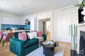 Smart TV, offices - Soho Stay - Prime 1BR Near Theatres & Dining (London)