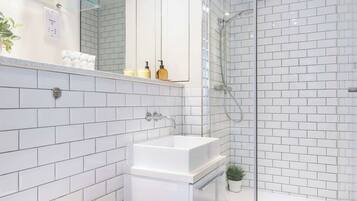 Dusche, Haartrockner, Handtücher, Shampoo