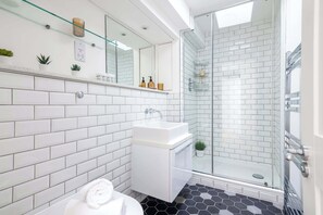 Shower, hair dryer, towels, shampoo - Stay in the Heart of Soho - Modern & Elegant 1BR (London)