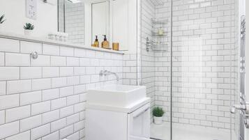 Douche, sĂšche-cheveux, serviettes fournies, shampoing