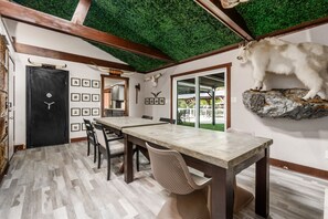 Dining - Westworld Columbus 60's Ranch w/ Pond/Theatre/Sauna/BBQ/Dragon/Master Suite (Columbus)