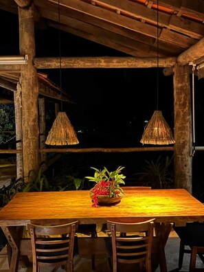 Outdoor dining - House with 7 suites and ocean views - Barra do Sahy Beach. (São Sebastião)