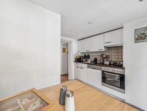 Kühlschrank, Ofen, Geschirrspüler, Kochgeschirr/Geschirr/Besteck