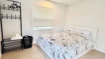 Een strijkplank/strijkijzer, wifi, beddengoed