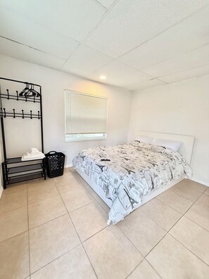 Iron/ironing board, WiFi, bed sheets - 1bd/1ba apartment nr Beaches/Shops (St. Petersburg)