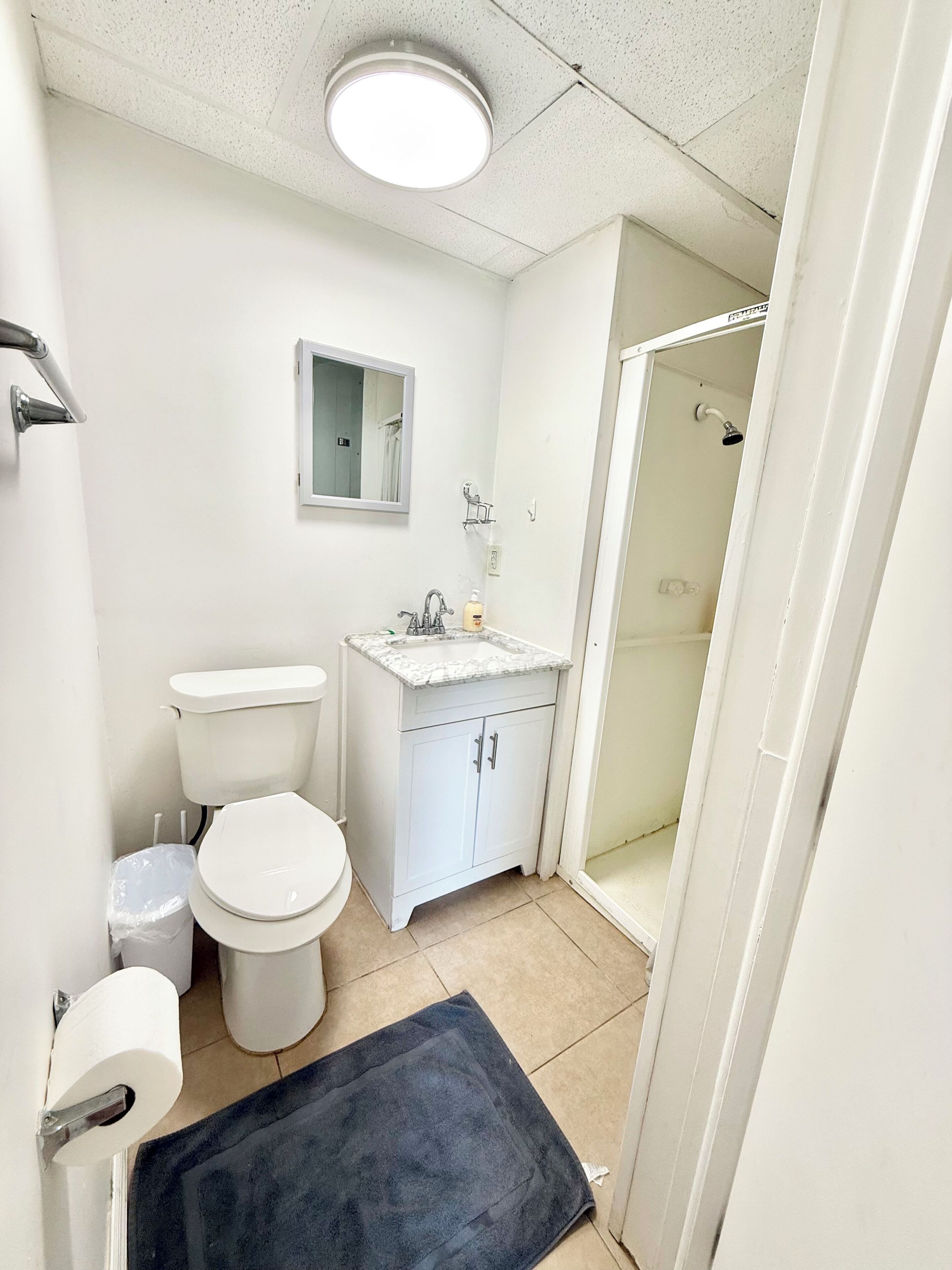 Haartrockner, Handtücher, Seife, Toilettenpapier