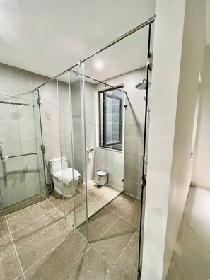 Ducha, secador de pelo, bidet, toallas