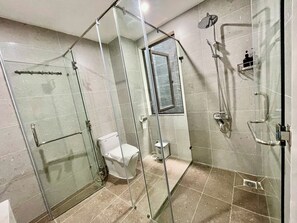 Dusche, Haartrockner, Bidet, Handtücher