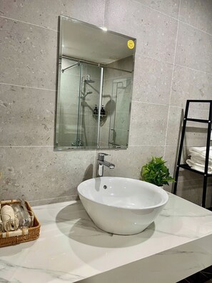 Regadera, secadora de cabello, bidet, toallas 