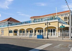 Exterior - Lovely condo with AC in charming North Wildwood beach block Pool. Tiki bar . (North Wildwood)
