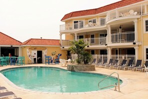 Outdoor pool - Lovely condo with AC in charming North Wildwood beach block Pool. Tiki bar . (North Wildwood)