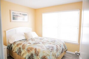 1 bedroom, iron/ironing board, Internet, wheelchair access - Lovely condo with AC in charming North Wildwood beach block Pool. Tiki bar . (North Wildwood)