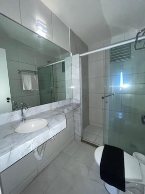 Apartamento, balcón, vistas al mar | Baño