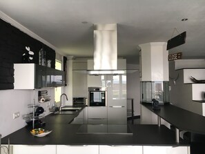 Kühlschrank, Mikrowelle, Ofen, Geschirrspüler