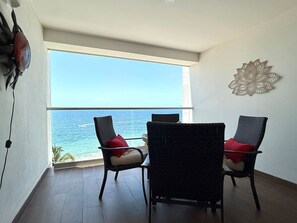 Outdoor dining - Harbor 7002 | Stylish 7th Floor Studio in Puerto Vallarta (Puerto Vallarta)