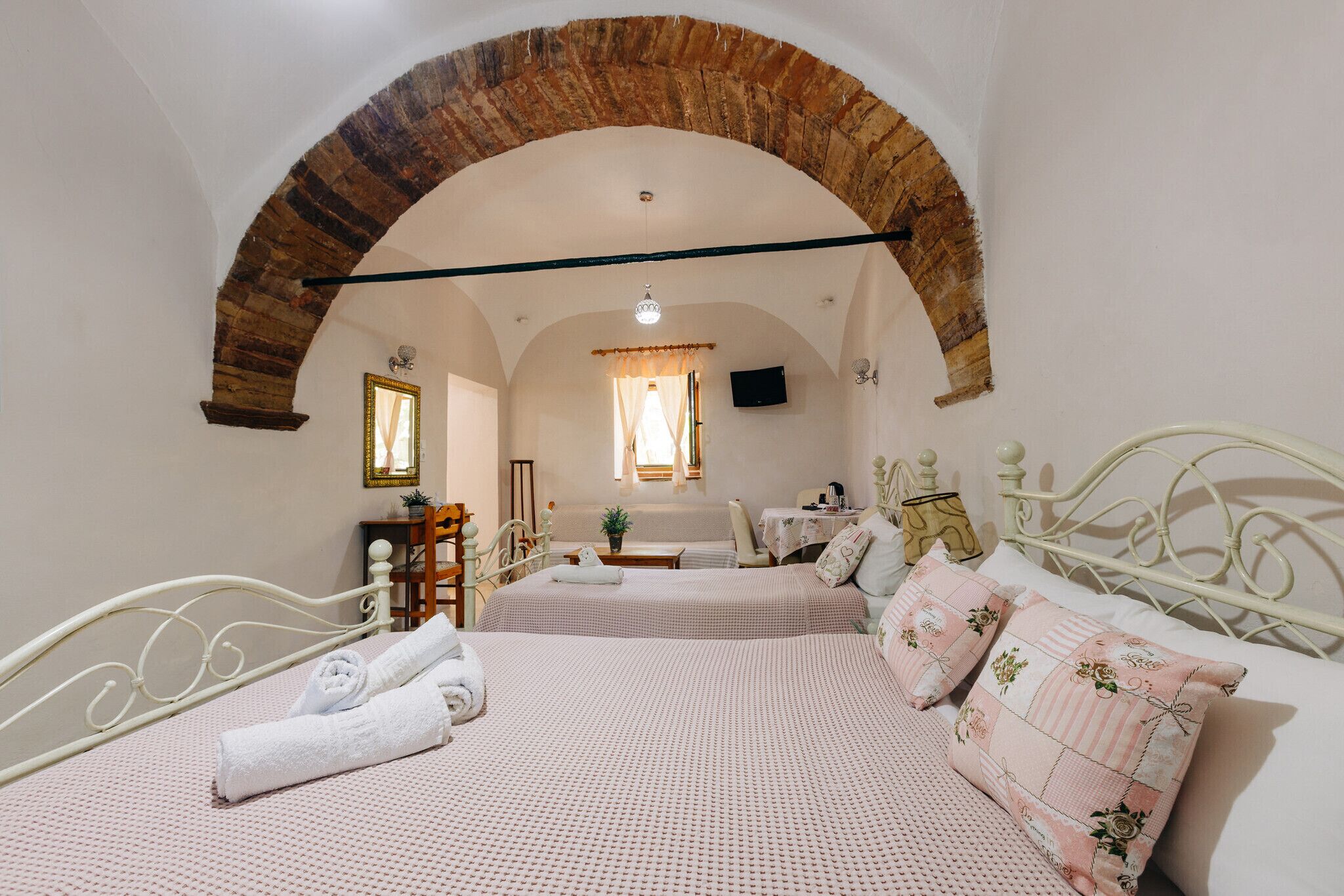 In-room safe, soundproofing, iron/ironing board, free WiFi