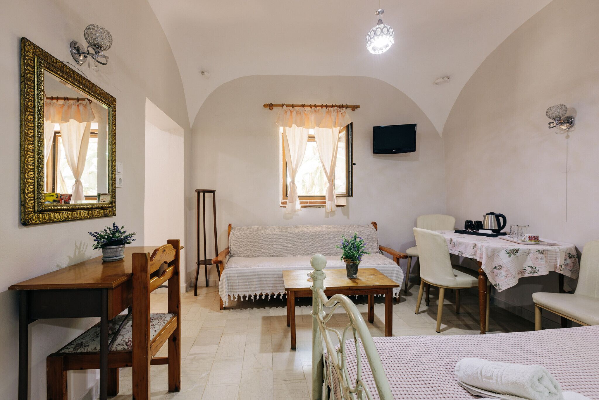 In-room safe, soundproofing, iron/ironing board, free WiFi