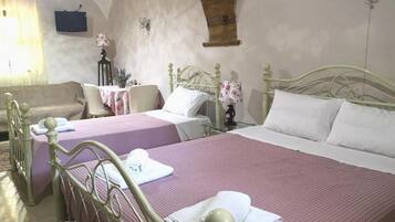 In-room safe, soundproofing, iron/ironing board, free WiFi