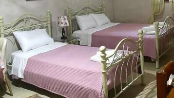 In-room safe, soundproofing, iron/ironing board, free WiFi