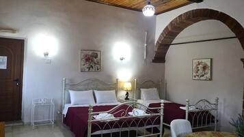 In-room safe, soundproofing, iron/ironing board, free WiFi