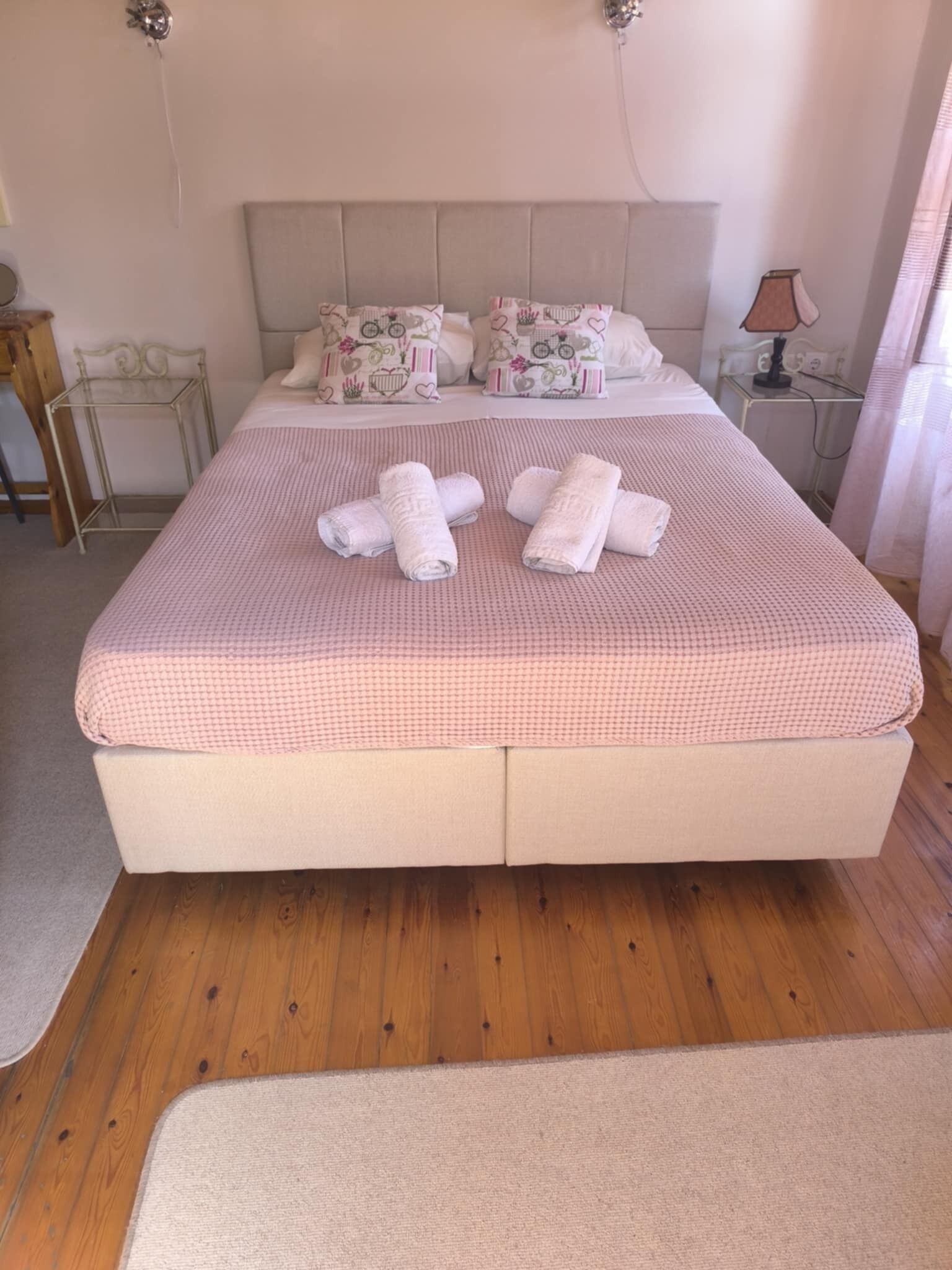 Kamer, 1 twee- of 2 eenpersoonsbedden, uitzicht op tuin | Badkamer | Pantoffels, handdoeken, zeep, shampoo