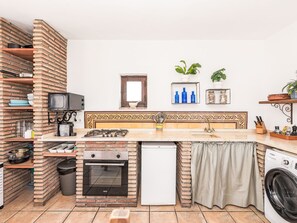Kühlschrank, Mikrowelle, Ofen, Kochgeschirr/Geschirr/Besteck