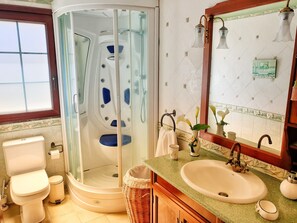 Jetted bath, hair dryer, bidet, towels - Casa Lucas - Rural Boutique Stay (Vega de San Mateo)