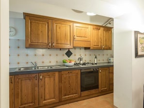 Kühlschrank, Mikrowelle, Ofen, Geschirrspüler