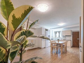 Kühlschrank, Mikrowelle, Ofen, Geschirrspüler