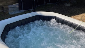 An inflatable hot tub with water, surrounded by a wooden fence and metal barriers. - Charming house with a pool and private, enclosed parking near downtown Bergerac (Bergerac)