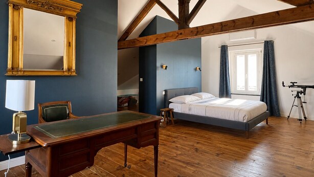 A bedroom with a wooden ceiling, a bed, a desk with a lamp, and a telescope. - Charming house with a pool and private, enclosed parking near downtown Bergerac (Bergerac)