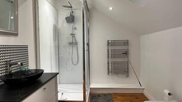 Shower, hair dryer, bidet, towels