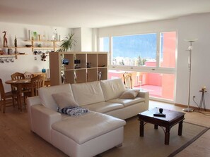 TV, DVD player - Villa Flora (EGY) 3-Zimmerwohnung by Interhome (Davos)