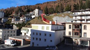 Eine Stadt mit Gebäuden, einem Berg und einem roten Bauwerk auf einem Hügel.