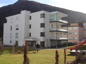 A multi-story building with a flat roof, a balcony on the upper floor, and a sign with the number '57C' indicating a room or unit number. - Mon Repos (BO) Appartement/Fewo, Dusche oder Bad, WC 2½-Zimmerwohnung by Interhome (Davos)