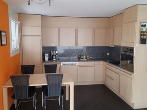 Fridge, oven, dishwasher, cookware/dishes/utensils - Mon Repos (BO) 2½-Zimmerwohnung by Interhome (Davos)