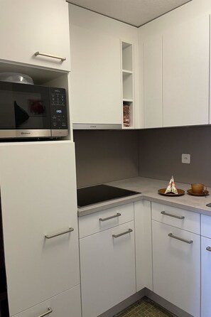 Fridge, oven, dishwasher, cookware/dishes/utensils - Residence Europe 303 2-Zimmerwohnung by Interhome (Davos)