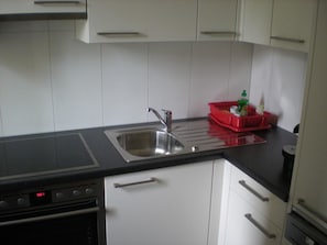 Fridge, oven, dishwasher, cookware/dishes/utensils - Parsennresidenz 305 2½-Zimmerwohnung by Interhome (Davos)
