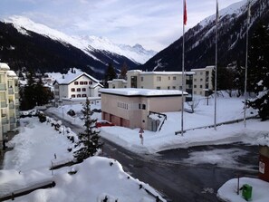 A snow-covered mountain town with buildings, a road, and a flag. - Parsennresidenz 305 Appartement/Fewo, Dusche oder Bad, WC 2½-Zimmerwohnung by Interhome (Davos)