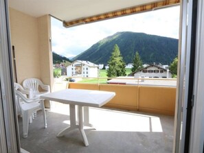 Outdoor dining - Bündalodge 1015 4-Zimmerwohnung by Interhome (Davos)