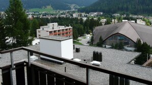 A building with a flat roof, a large window, and a balcony. - Rex 45 Appartement/Fewo, Dusche oder Bad, WC 2-Zimmerwohnung by Interhome (Davos)