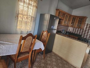 Kühlschrank, Herdplatte, Wasserkocher mit Kaffee-/Teezubehör