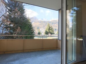 Ein Balkon mit Blick auf Berge und Bäume.