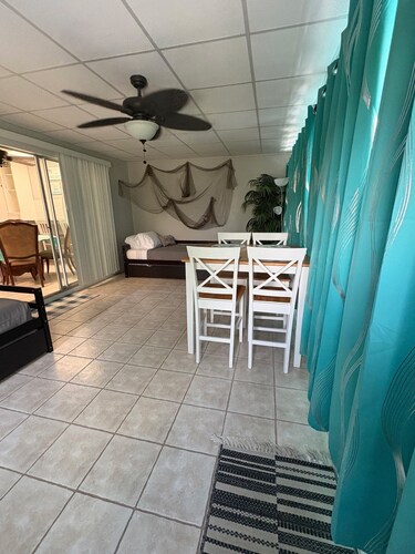 Tranquil 3 Bedroom Ocean Vibes Retreat w/ pool.