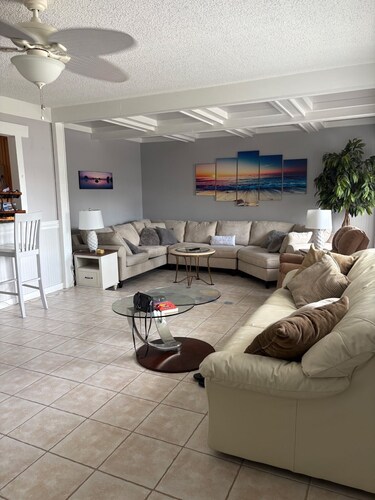 Tranquil 3 Bedroom Ocean Vibes Retreat w/ pool.