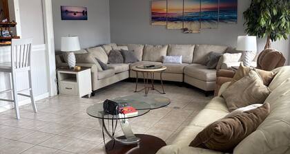 Tranquil 3 Bedroom Ocean Vibes Retreat w/ pool.