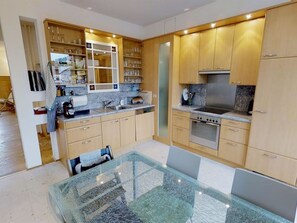 Fridge, oven, dishwasher, cookware/dishes/utensils - Rialto 05 4½-Zimmerwohnung by Interhome (Davos)