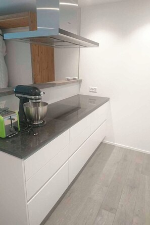 Refrigerador, horno, lavavajillas y utensilios de cocina 