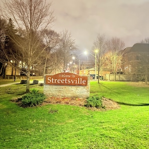 A sign reading 'Welcome to Streetsville' with a brick base, surrounded by grass and trees. - Luxurious Detached Five-Bedroom House in Mississauga. (Mississauga)