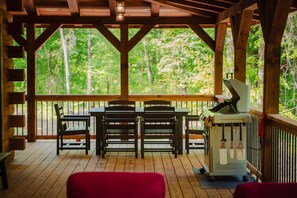 Outdoor dining - Knotty Summit| Theater Room | Hocking Hills (Logan)